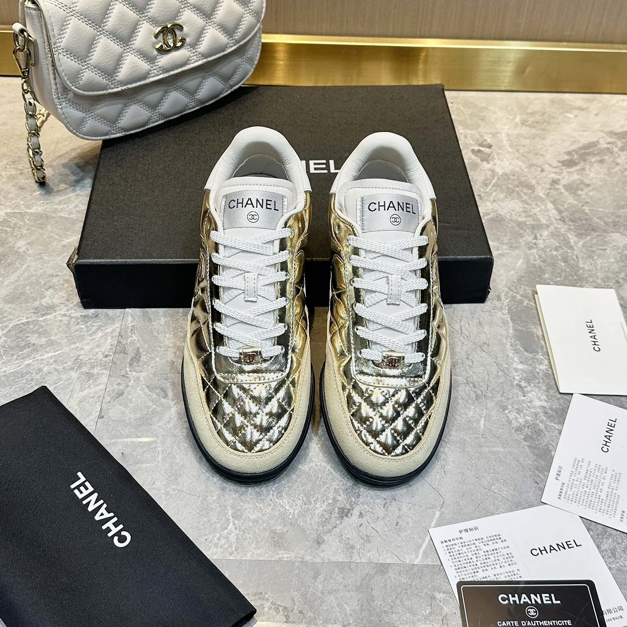 👟👟Ex-factory price 560👟👟 Chanel Chanel - 2024 counter top casual sports shoes This classic design; the upper is electro-embroidered with a variety of techniques; the outsole is fashionable and sporty; it is unusual to incorporate a variety of color matching elements... The diversified mix and match is very beautiful and versatile, casual, fashionable, sports and outdoor can be taken into account... ꫛꫀꪝ Go➫ Material: ❶Upper is made of: Original imported mixed-breed sheep ❷Inside made of: original imported breathable sheepskin ❸Outsole based on: original TPU outsole Full set of boutique packaging for women 35–41